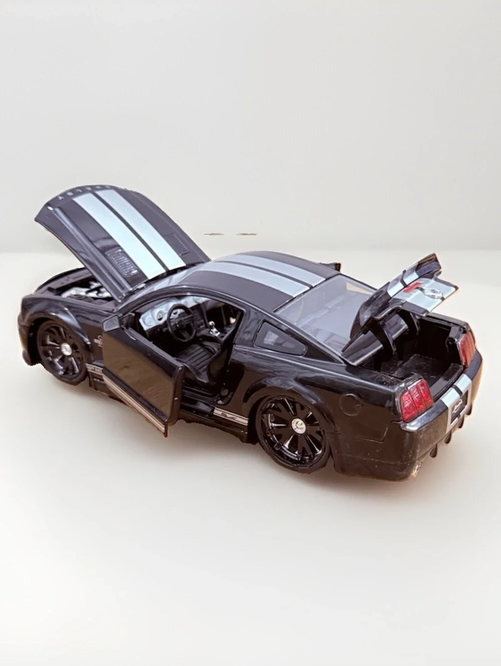 Collectible Diecast Jada Shelby 2008 GT 500KR 1:24 Black Silver Stripe